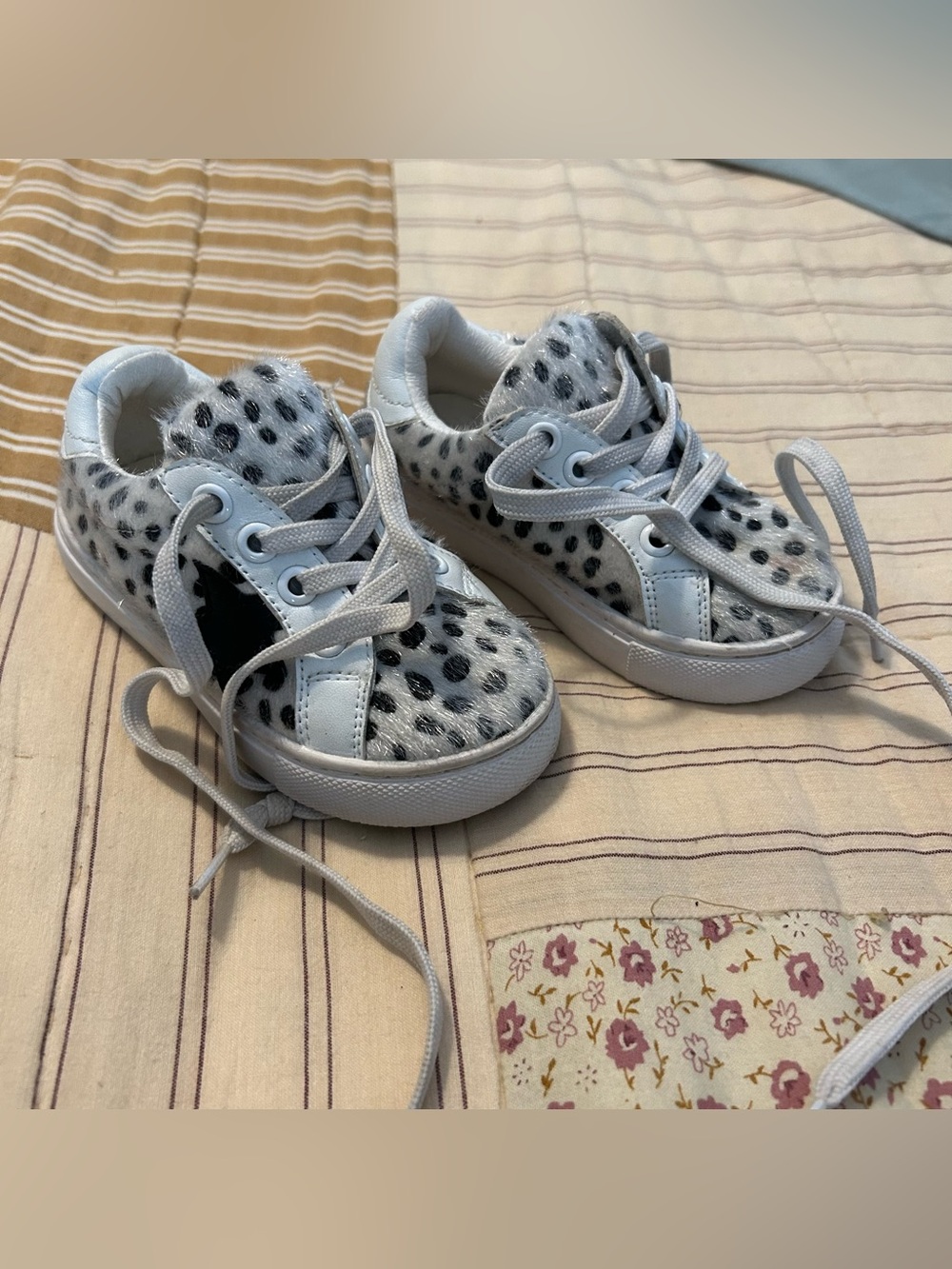 Toddler black and white faux fur lace up shoes size 6